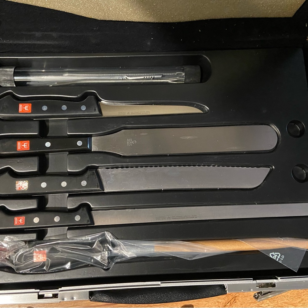 Knife set. 1 missing